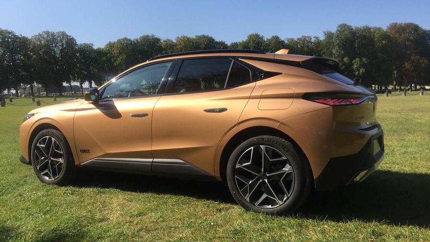 El coche estará a la venta a finales de este año con tres motores de gasolina y uno diésel.