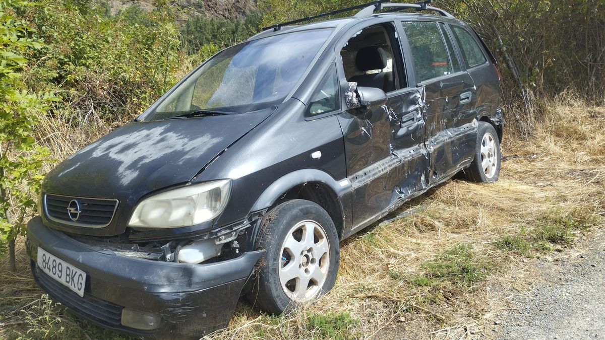 Otro turismo en la cuneta.