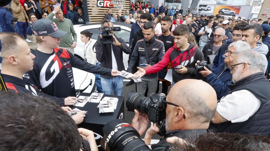 Los pilotos de Toyota Gazoo Racing se dan un baño de masas antes del Rally Islas Canarias