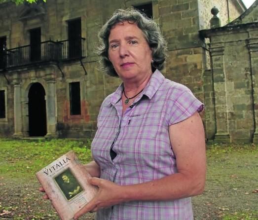 La escritora Regina Carral con el libro que narra la vida de su bisabuela Vitalia.