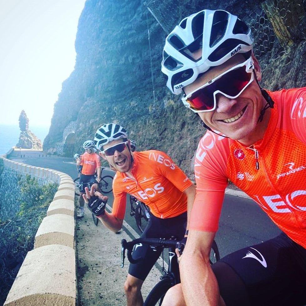 Froome y sus compañeros durante un descanso en Teno.