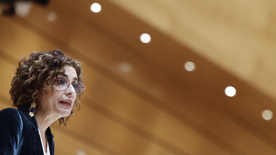 La vicepresidenta primera y ministra de Hacienda, María Jesús Montero, durante una comparecencia en el pleno del Senado.
