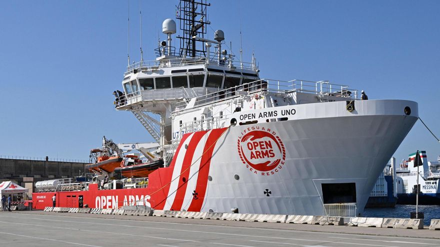 El barco de Open Arms se dirige al puerto de Génova (Italia) con 176 migrantes rescatados