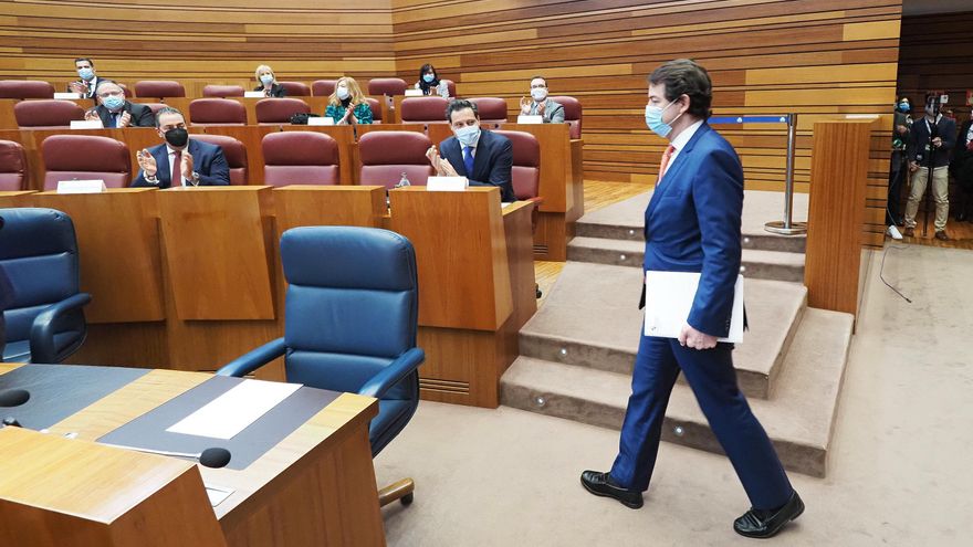 El presidente de la Junta de Castilla y León, Alfonso Fernández Mañueco, a su llegada a una sesión plenaria