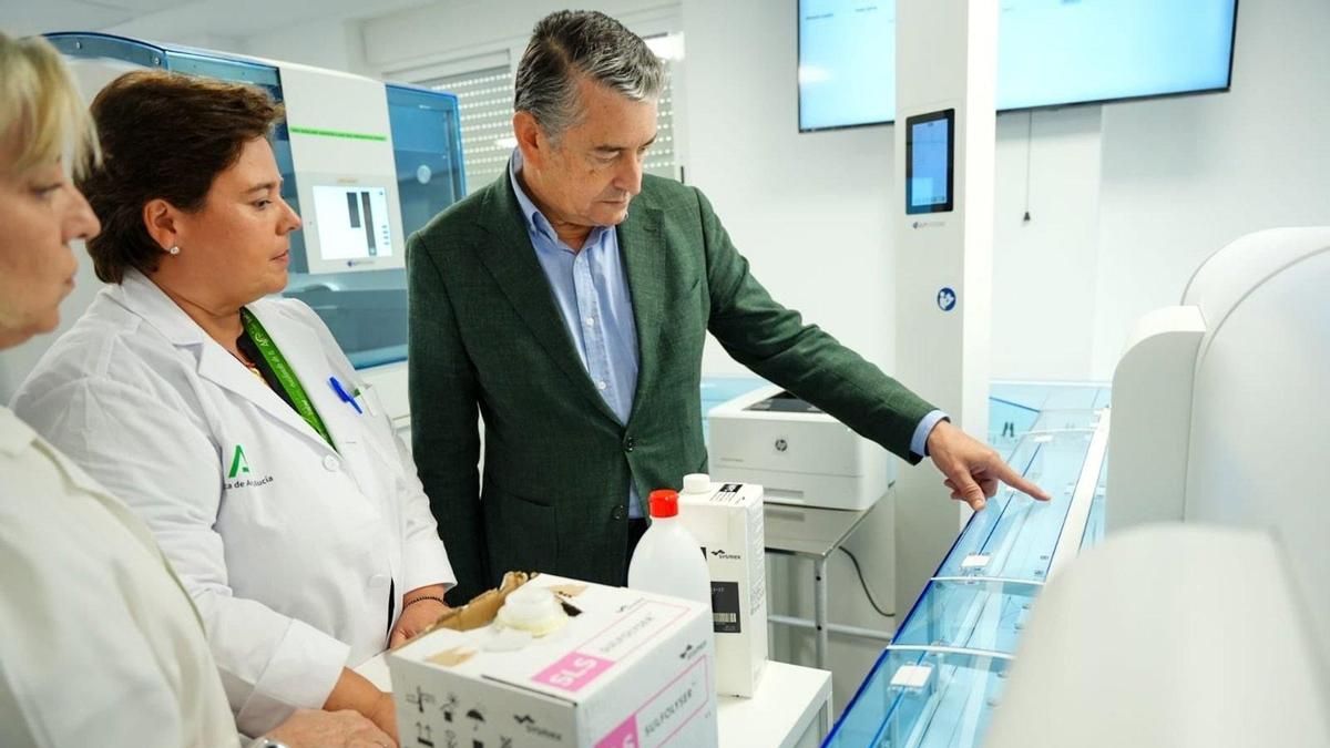 El consejero de Sanidad, Presidencia y Emergencias, Antonio Sanz, en un laboratorio del sistema público sanitario.