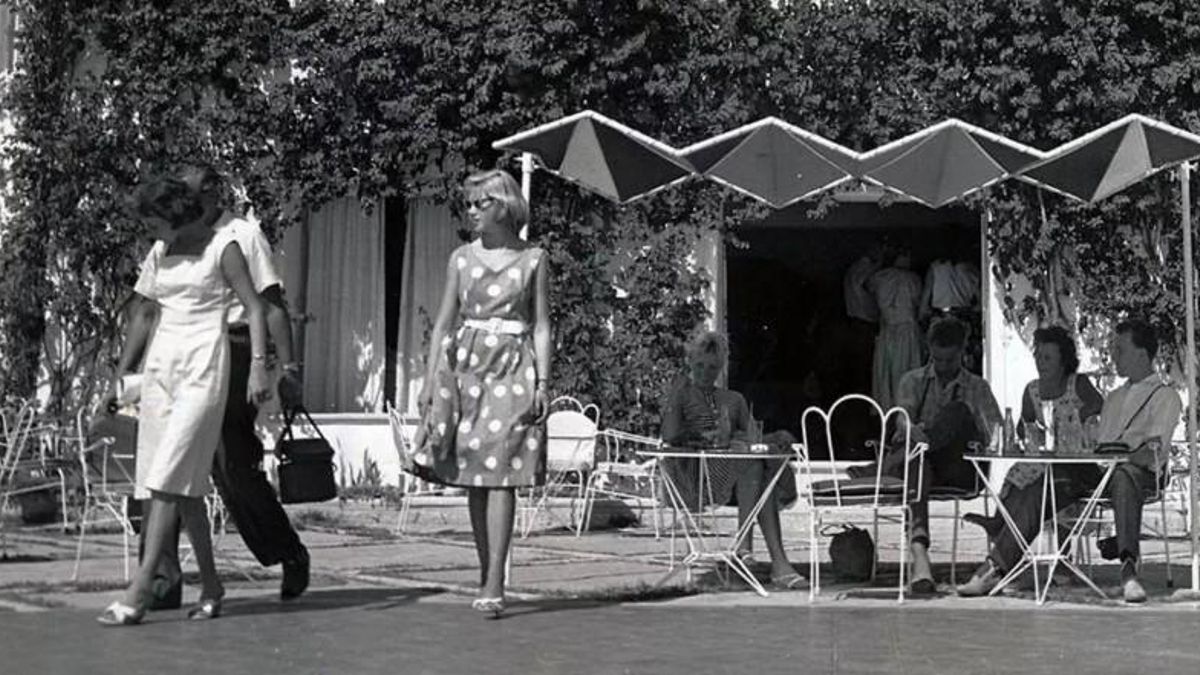 Turistas saliendo de un hotel de Mallorca en los años sesenta