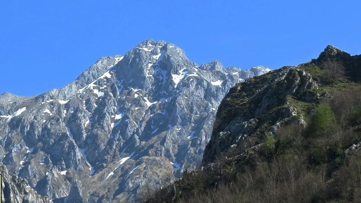 Muere un montañero despeñado en Torre Cerredo, en los Picos de Europa
