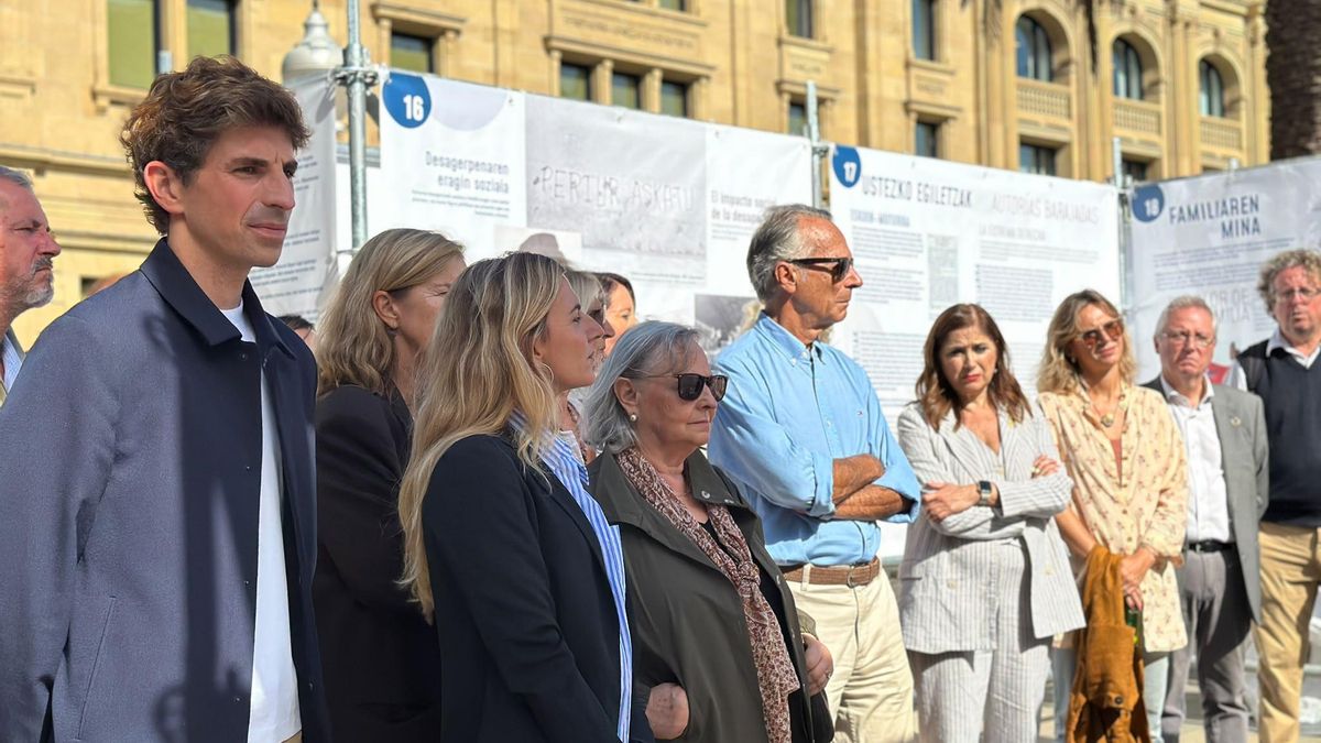 El alcalde de Donostia, Jon Insausti, y la consejera de Justicia y Derechos Humanos, María Jesús San
José, entre otros, junto con los familiares de Eduardo Moreno Bergaretxe en la exposición en su homenaje