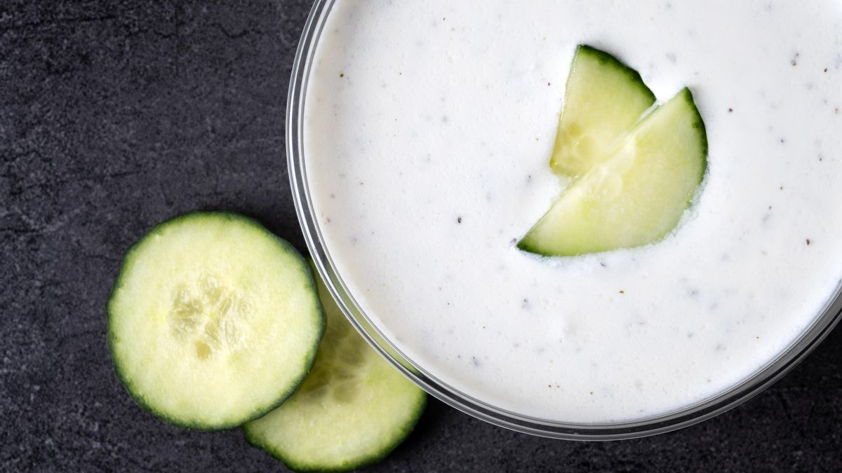 Añade queso feta para darle un extra de proteína a tu ensalada de pepino