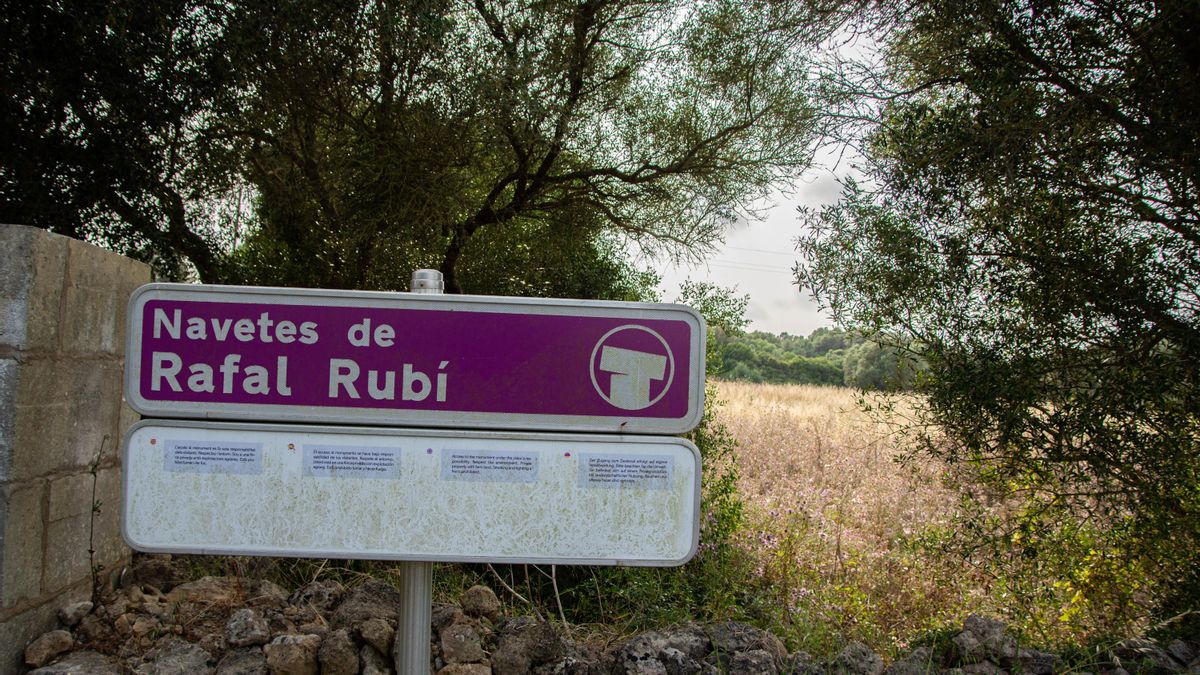 Ingrés senyalitzat al parc on hi ha el jaciment talaiòtic