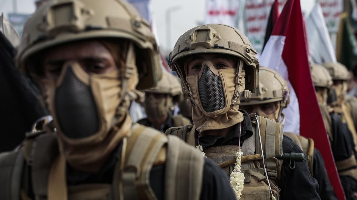 Combatientes hutíes de Yemen participan en una manifestación contra Estados Unidos e Israel en agosto de 2025.