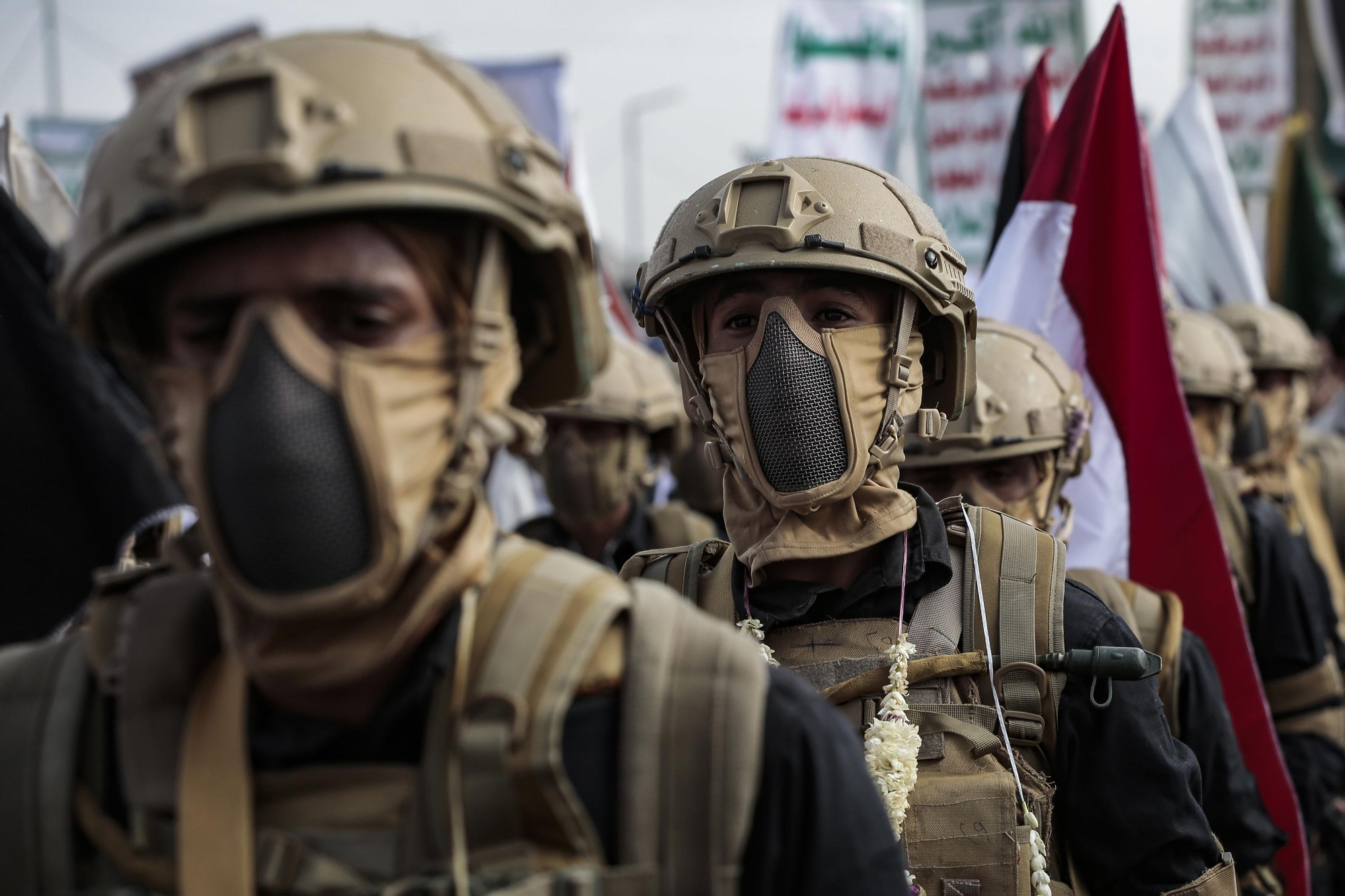 Combatientes hutíes de Yemen participan en una manifestación contra Estados Unidos e Israel en agosto de 2025.