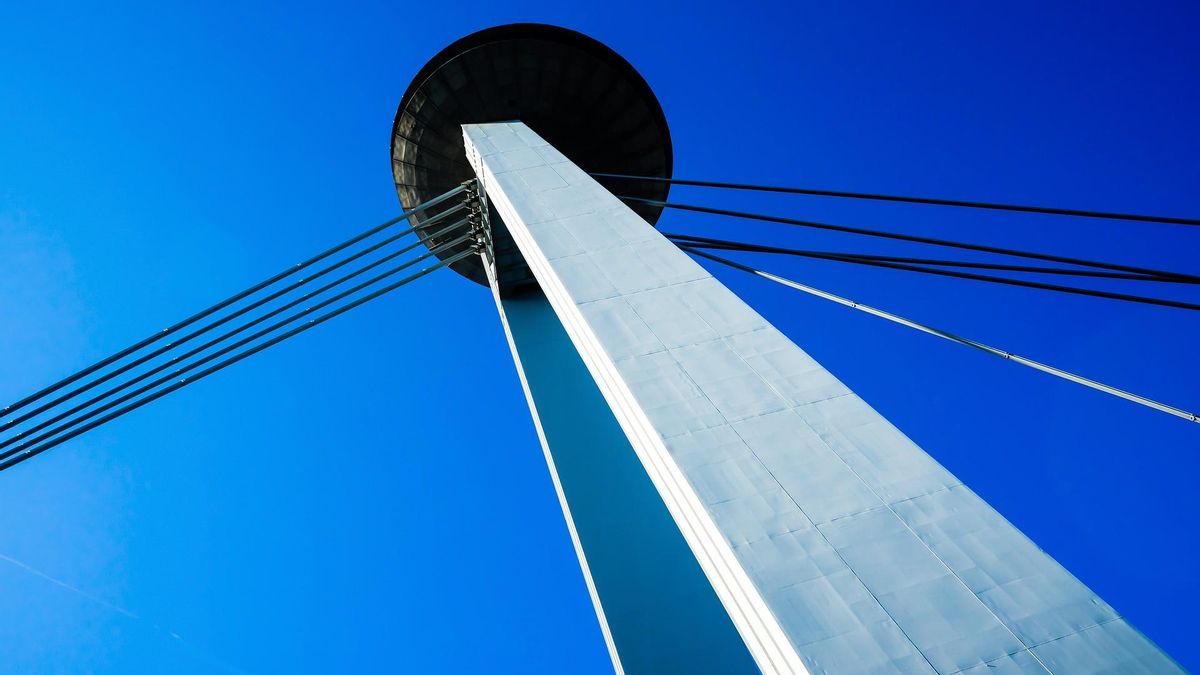 La obra se sostiene enteramente desde la orilla derecha mediante un complejo sistema de cables de acero anclados a un pilar