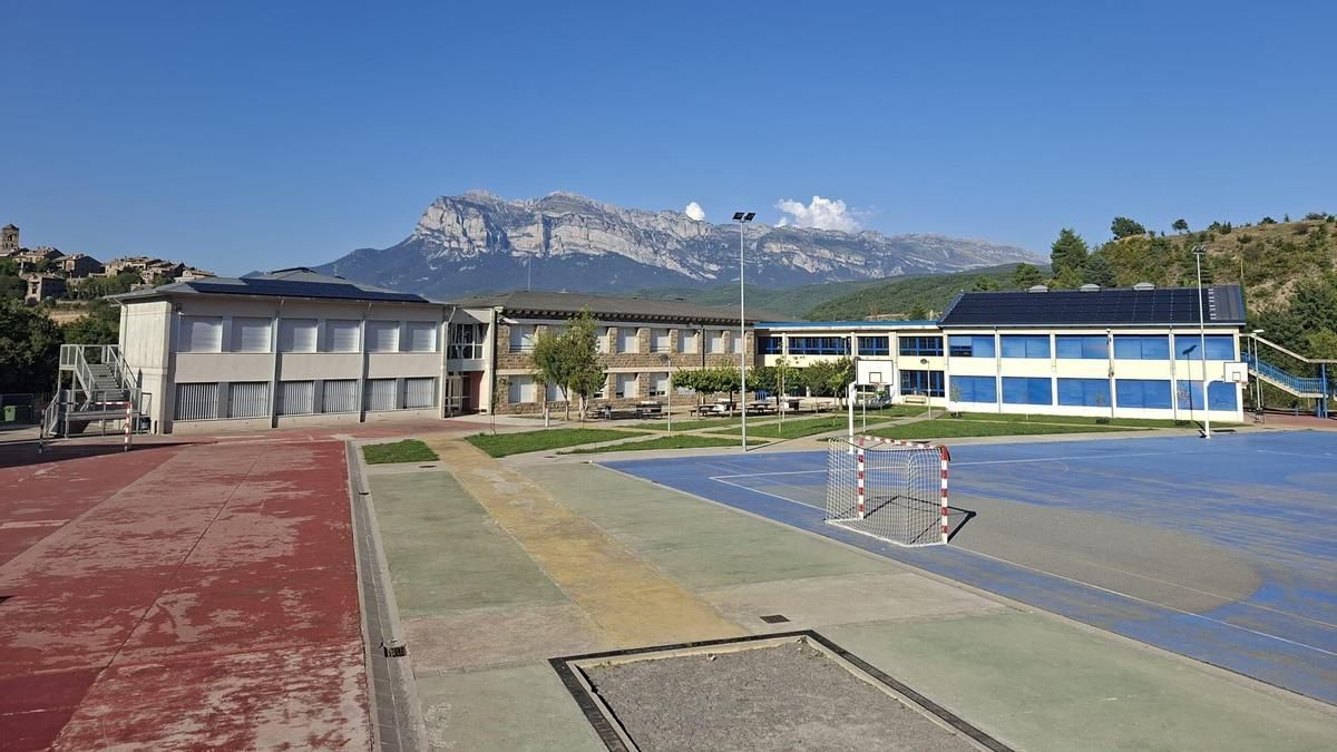 El instituto de Aínsa comparte instalaciones con el colegio Asunción Peñart que se encuentra detrás