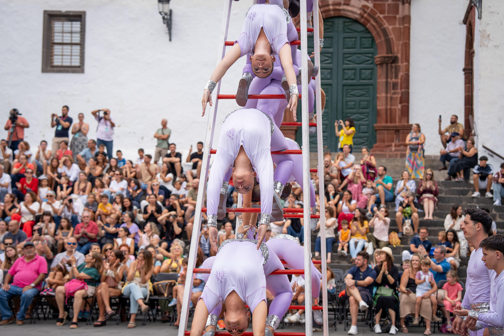 Cuerpos que dibujan el aire: ‘Los Acróbatas’ deslumbran en Santa Cruz de La Palma en la Semana Grande de la Bajada de la Virgen.