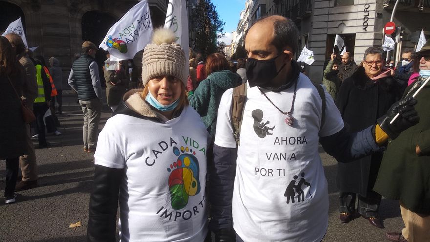 Dos asistentes a la protesta contra el aborto y la eutanasia en Madrid venidos de Valladolid.