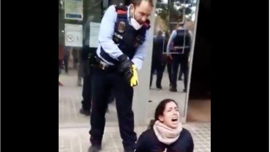 Los Mossos defienden el uso de la pistola eléctrica para reducir a una mujer en Sabadell