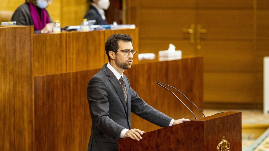El diputado de Más Madrid Alberto Oliver durante su intervención.