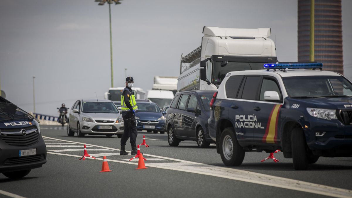 Agentes de la policía nacional regulan el tráfico en un control en carreteras de la salida de Sevilla a Huelva durante una Semana Santa con el estado de alarma decretado por el Gobierno para la lucha contra el coronavirus. En Sevilla a 08 de abril de 2020