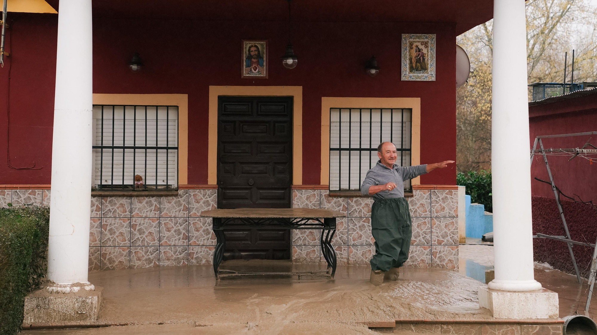 El lodo y el barro, dentro de las parcelas de las calles Perdiz y La Tórtola