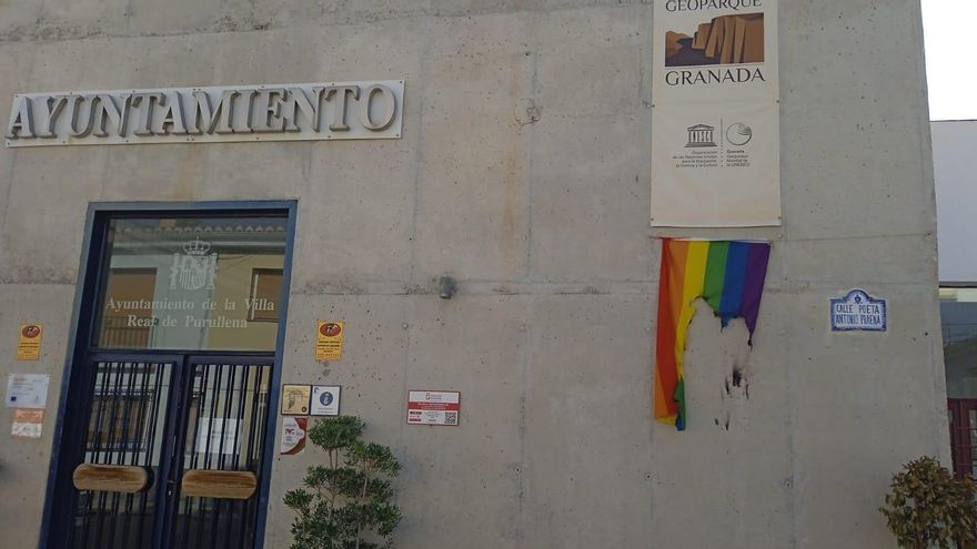 Queman una bandera LGTBI en el municipio granadino de Purullena