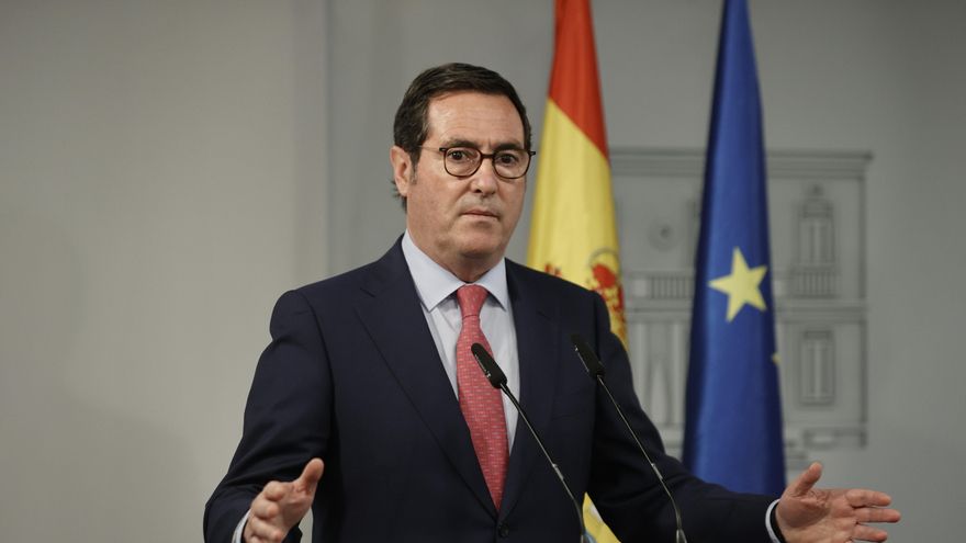 El presidente de la Confederación Española de Organizaciones Empresariales (CEOE), Antonio Garamendi, en rueda de prensa tras asistir a la reunión de la mesa de diálogo social para el plan de recuperación, transformación y resiliencia, este lunes. EFE/Emilio Naranjo
