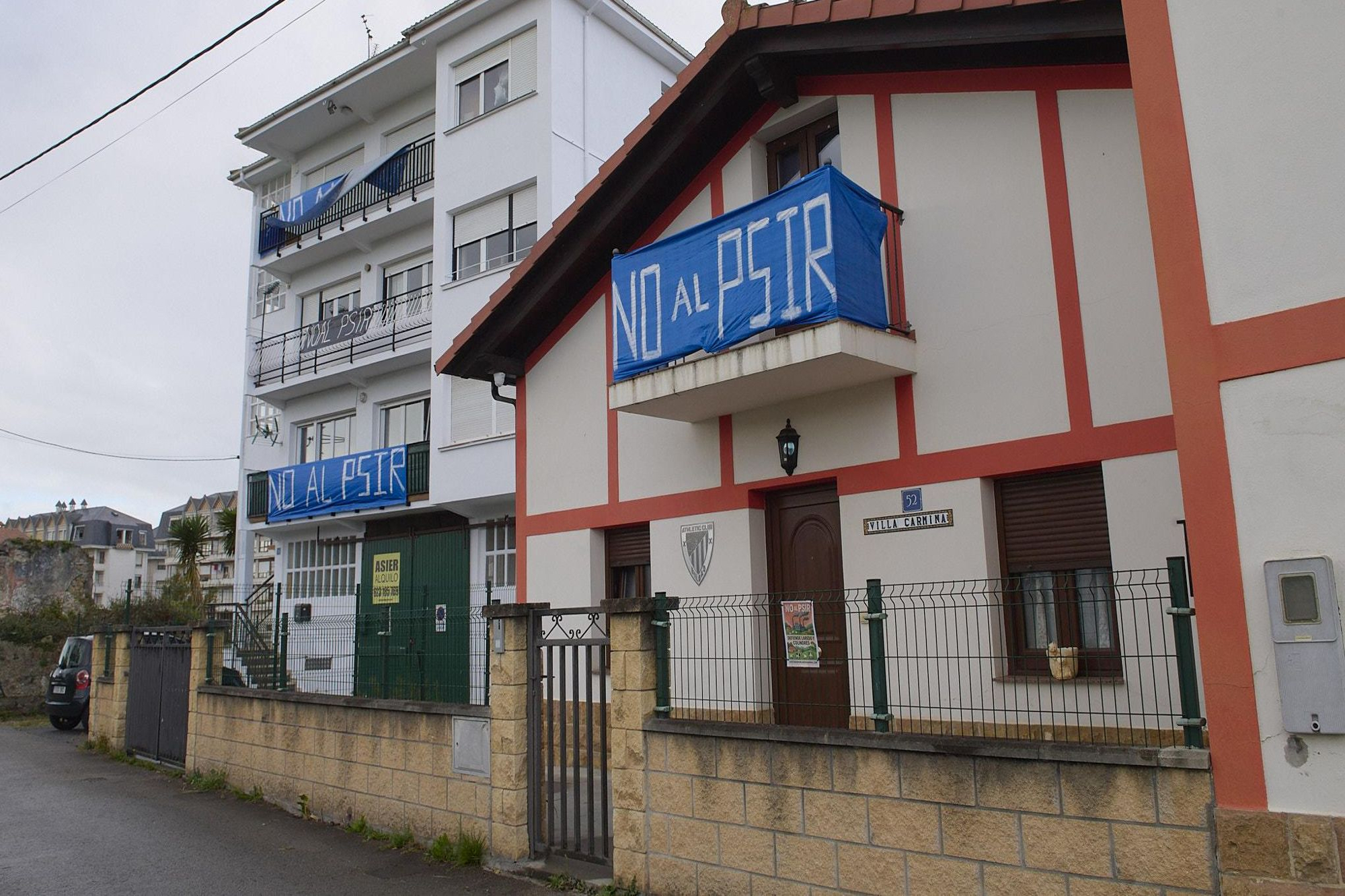 Multitud de carteles, pancartas y lemas contra la expropiación se pueden ver por Laredo.