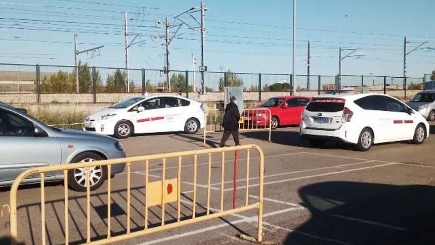 Caos, plantilla mínima, retrasos de horas y pacientes haciendo cola entre coches: la realidad de las pruebas PCR en León