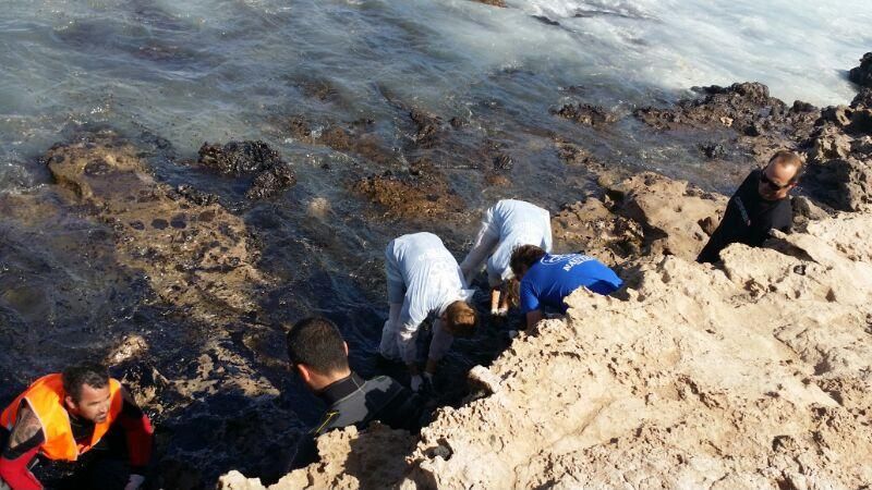 Vertido de petróleo en la playa de El Cabrón.