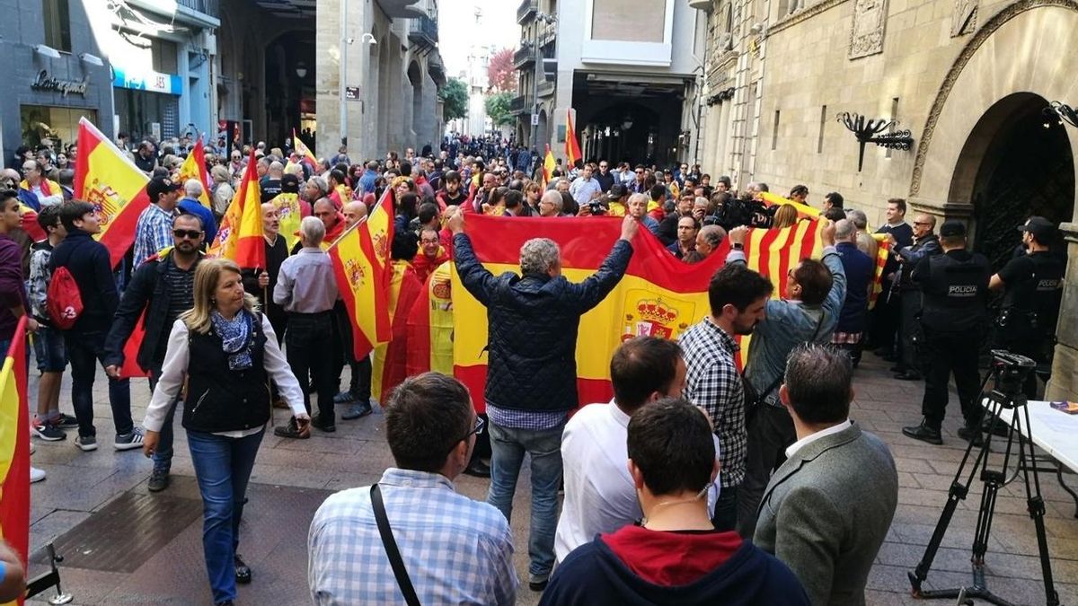 Centenares de personas acuden en Lleida a una manifestación de SCC a la que acude el alcalde