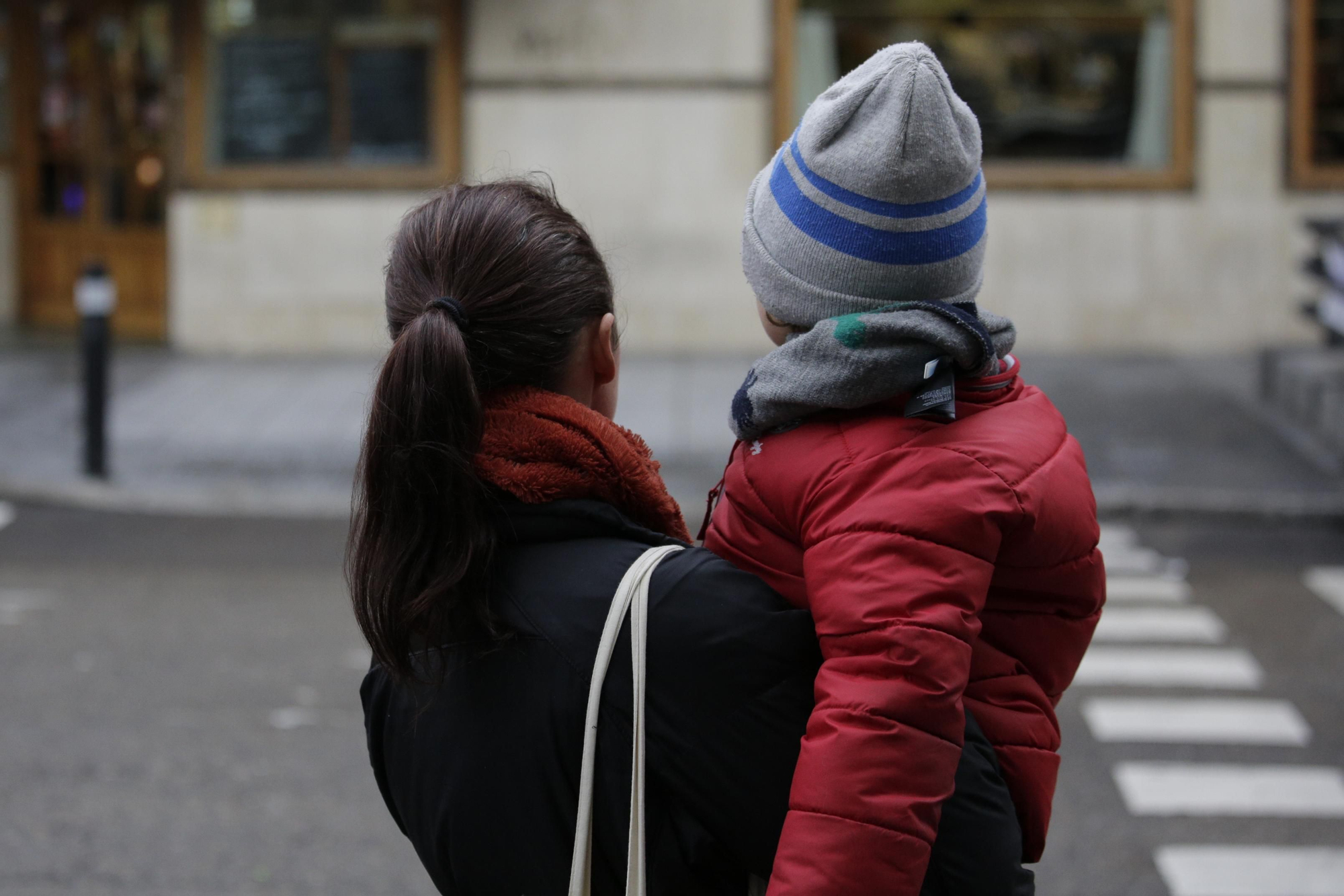 Madre cargando a su hijo en el 8M
