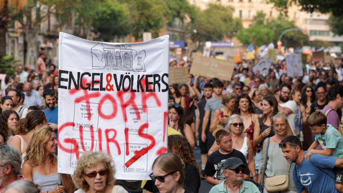 La pancarta contra la immobiliària alemanya de luxe Engel & Völkers: "Fora guiris"