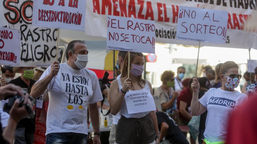 Comerciantes de El Rastro madrileño sostienen pancartas durante la manifestación en la Plaza del Cascorro para exigir sus puestos habituales y recuperar el modelo "histórico" del mercadillo. En Madrid, (España), a 19 de julio de 2020.