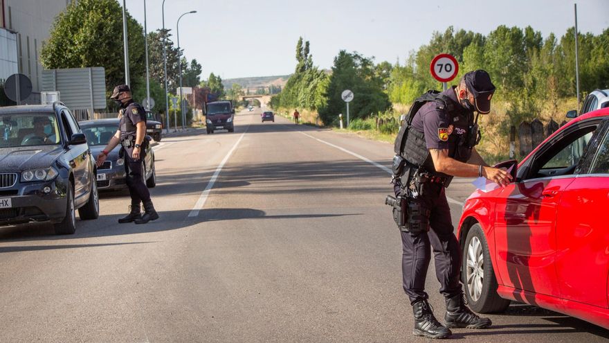 La policía realiza controles a la salida de Aranda del Duero hacia Madrid, este viernes. EFE/ Paco Santamaria