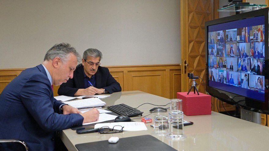 El presidente de Canarias, Ángel Víctor Torres y el vicepresidente Román Rodríguez en la videoconferencia de presidentes autonómicos con Pedro Sánchez.