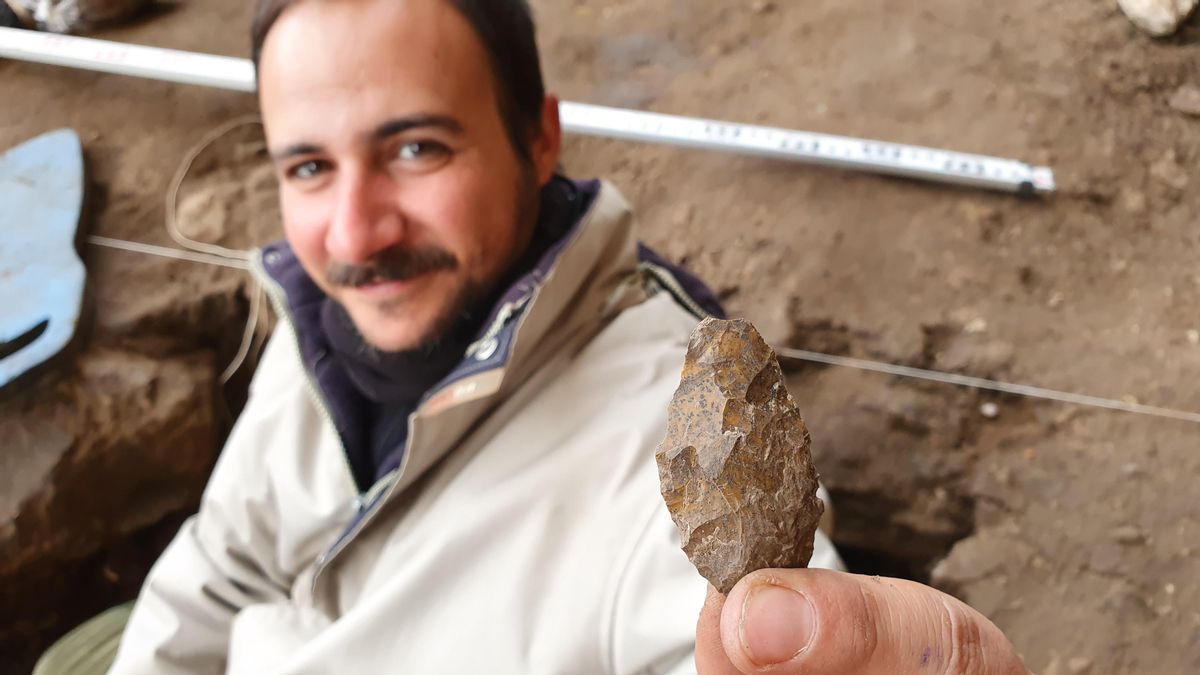 Preforma de punta de proyectil solutrense tallada en sílex originario del suroeste francés, el mismo día de su excavación en el yacimiento de Peña Capón, Muriel (Guadalajara)