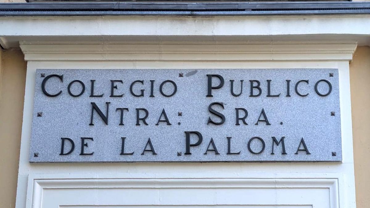 Placa en la entrada de un colegio público en el centro de Madrid