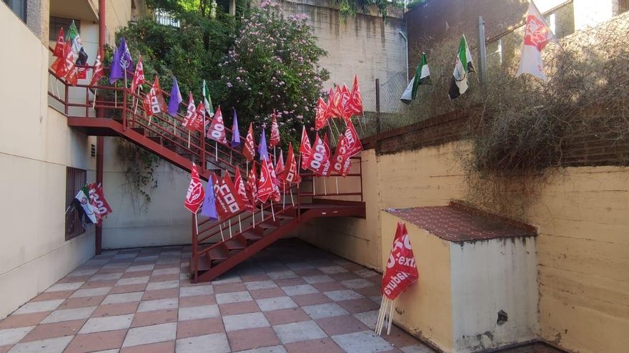 Trabajadores de Atento Cáceres en huelga por 50 traslados y 12 empleados más afectados