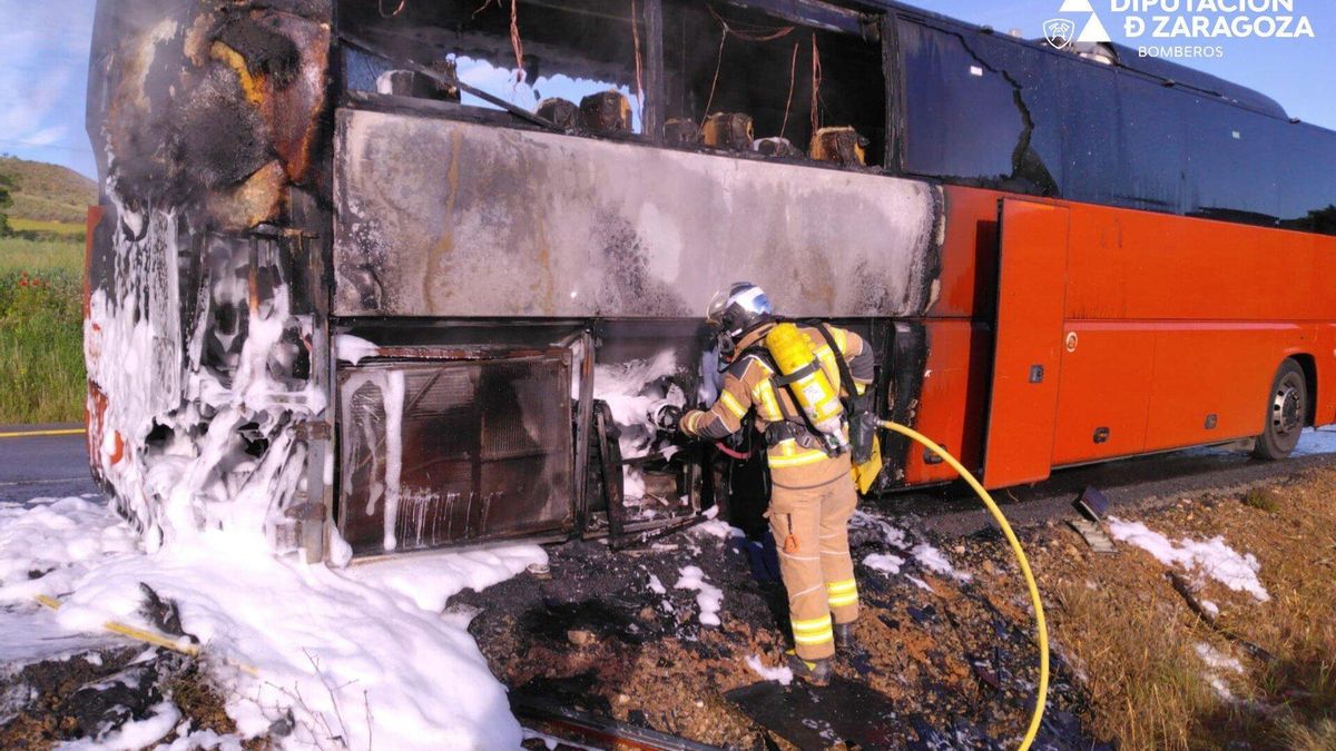Los bomberos extinguen el incendio en un autobús en el que iban trabajadores de la cárcel de Daroca