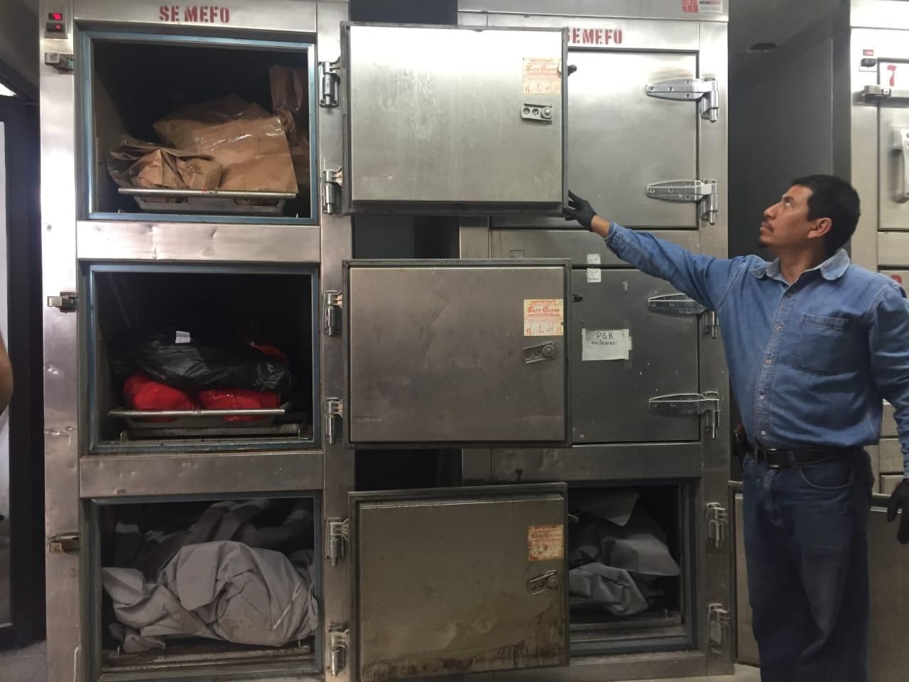 Gavetas dentro del Semefo de la Fiscalía de Nayarit.