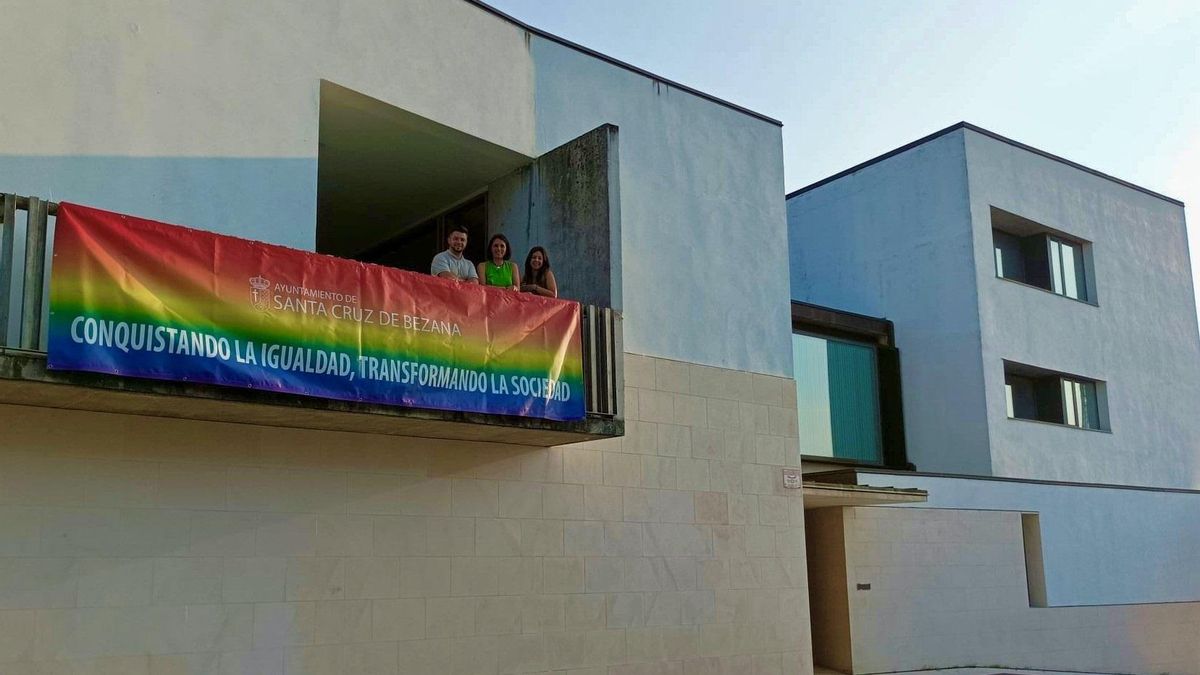Bezana celebra el Día del Orgullo con una pancarta arcoíris en la fachada del Ayuntamiento