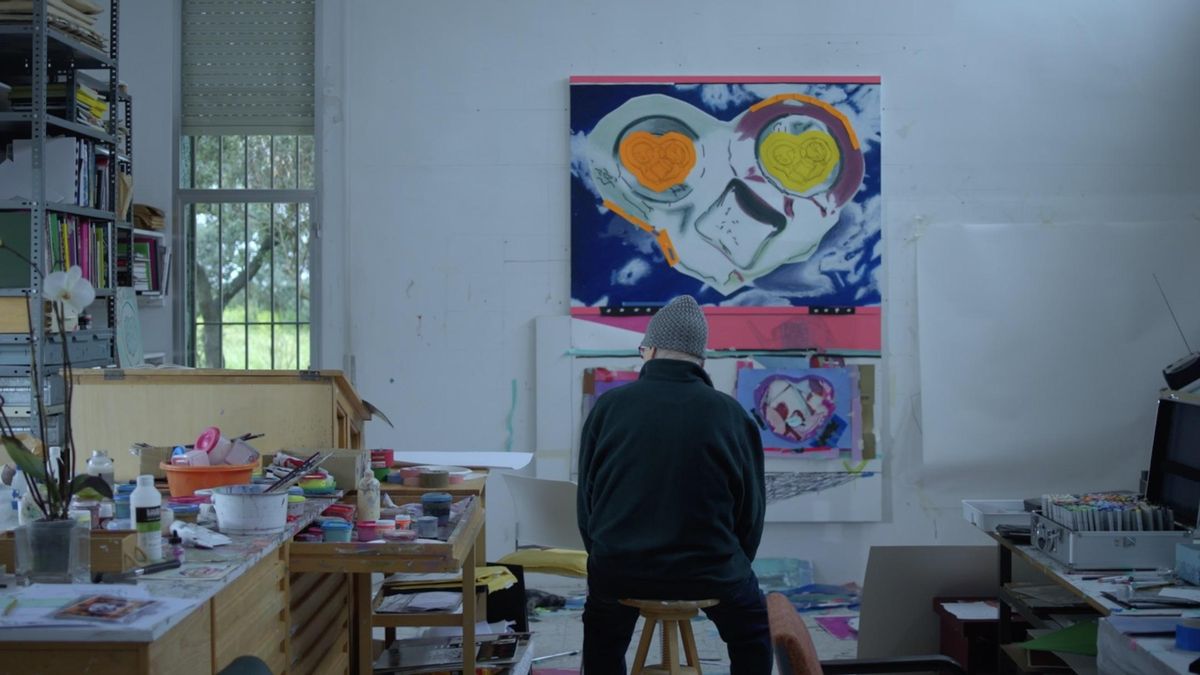 Luis Gordillo ante la cámara: el pintor que se 'cantiñea', toca el piano y crea maravillas en la intimidad de su estudio