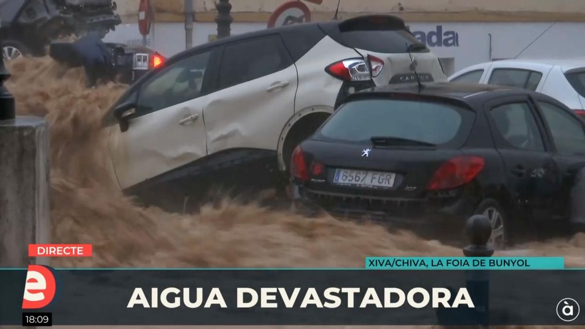 Imatges de l'"aigua devastadora" a Xiva emeses en directe a À Punt la tarda de la dana.