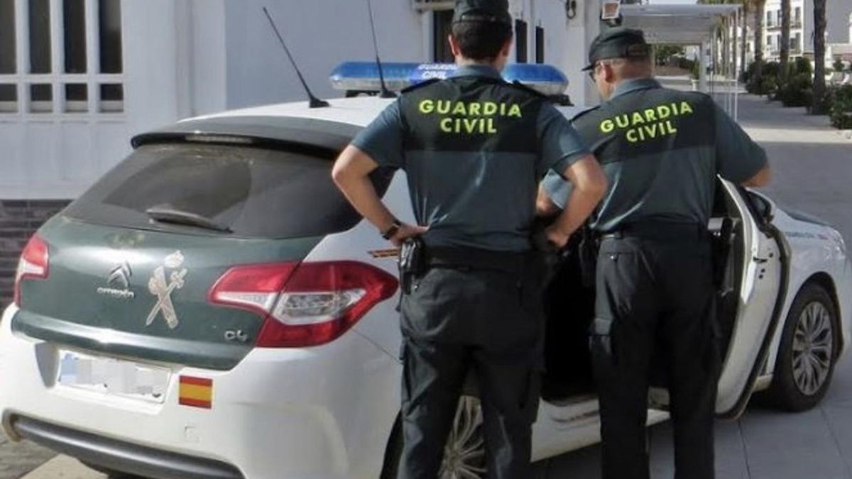 Agentes de la Guardia Civil, durante un arresto.