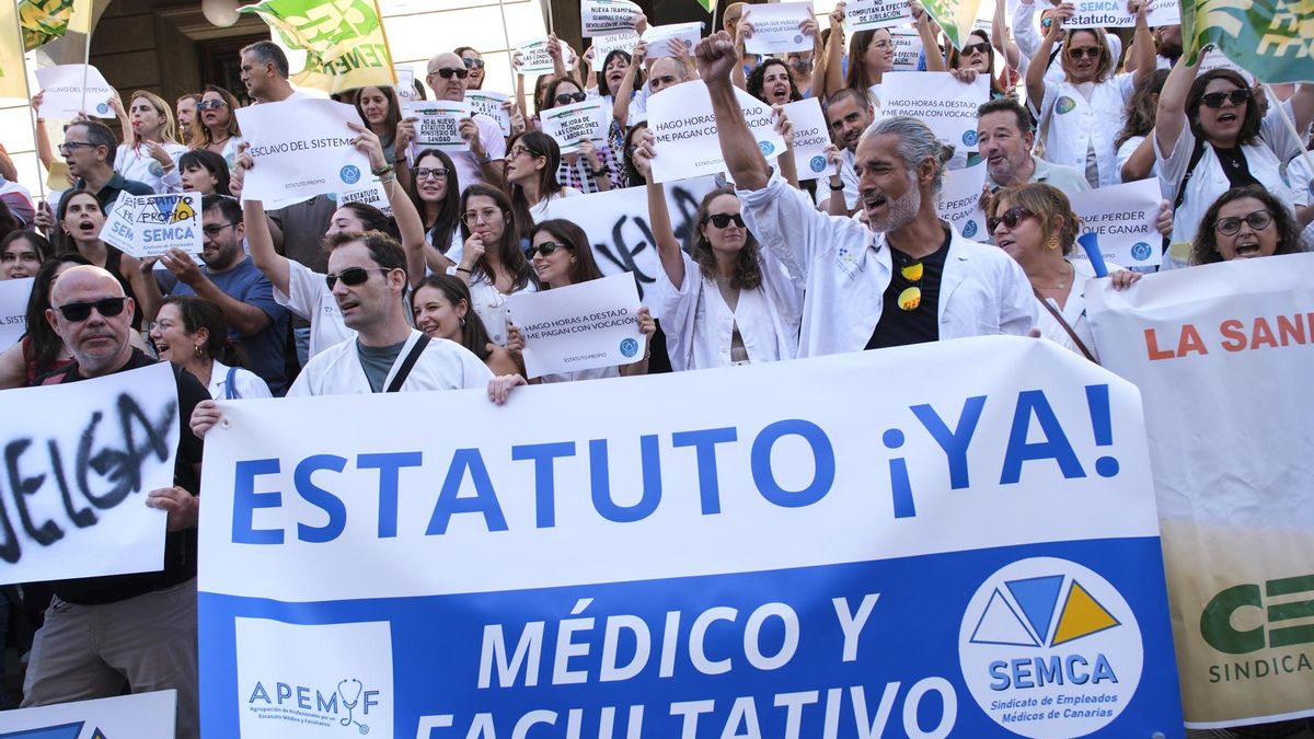 Médicos en Santa Cruz de Tenerife, durante la huelga convocada este viernes contra el Estatuto Macro.