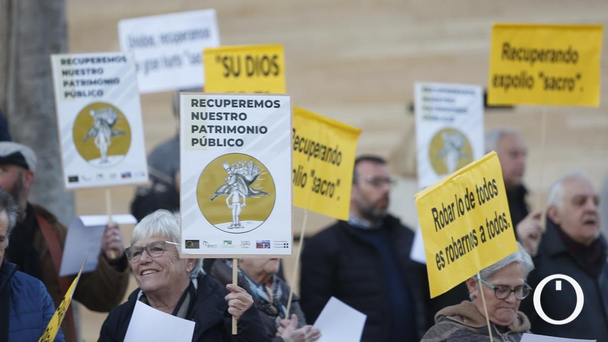 Concentración para denunciar el incumplimiento del Gobierno en la recuperación de los bienes inmatriculados por la Iglesia católica