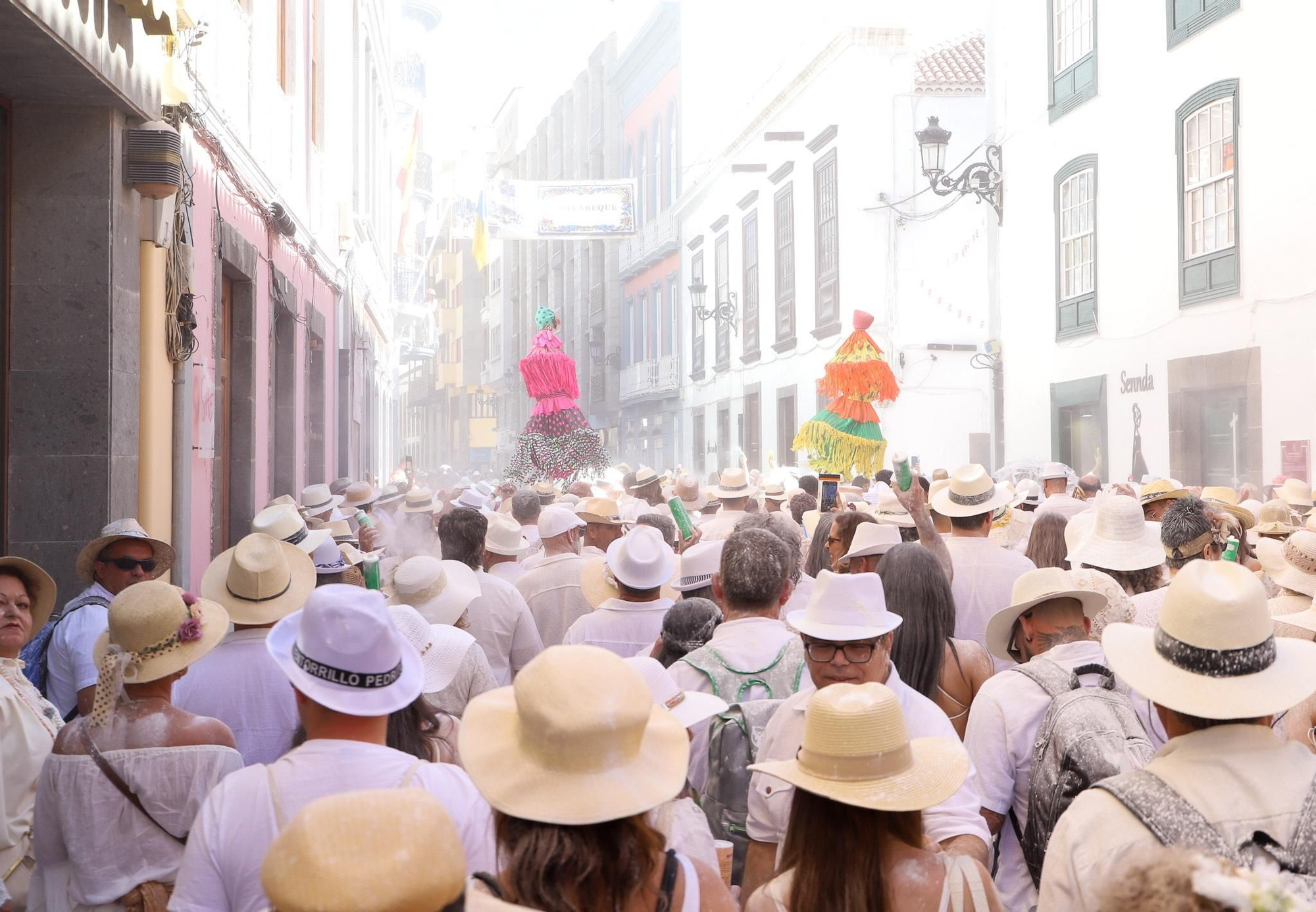 60.000 indianos transforman Santa Cruz de La Palma en La Habana por un día. EFE/Luis G. Morera