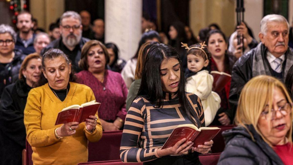 Feligreses en la iglesia de la Sagrada Familia de Gaza en el servicio navideño del 24 de diciembre de 2022.