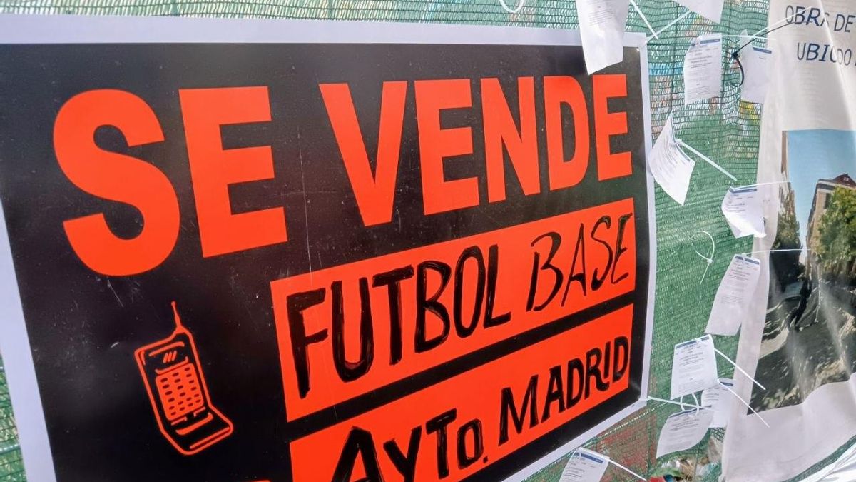 Uno de los muchos mensajes que se colocaron en el campo en obras de Dragones de Lavapiés