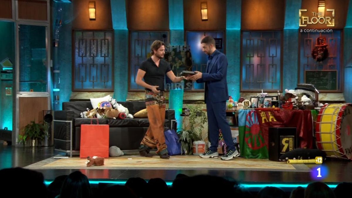 Manuel Carrasco visita 'La Revuelta' de Broncano